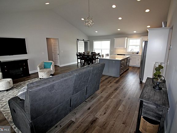 5th image of 325 Tree View Ln
