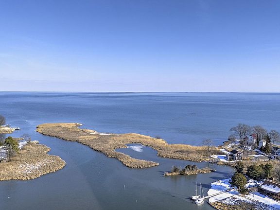 3rd image of 939 Main St