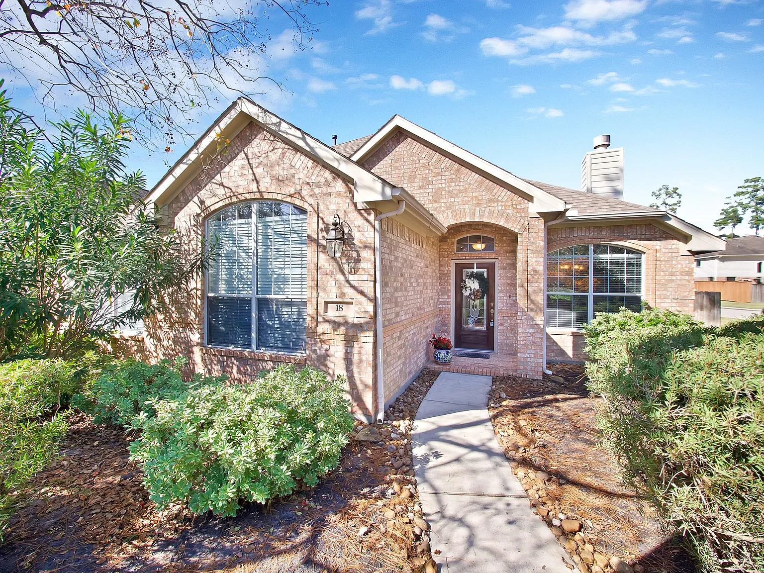 3 bed, 2.0 bath, 1590 sqft, $2,300 — Photo 2