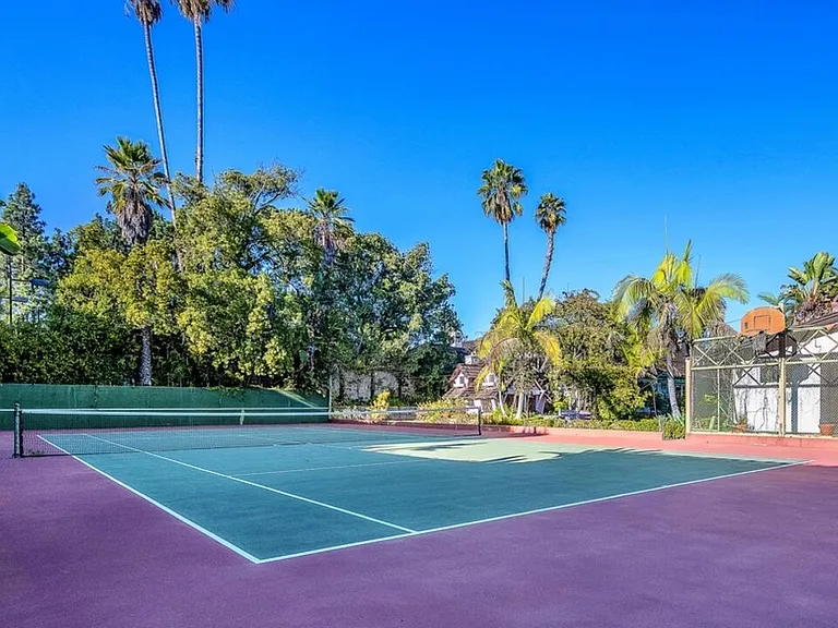 829 N Whittier Dr — Photo 47