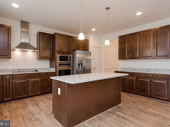 3rd image of 301 Bonheur Ave
