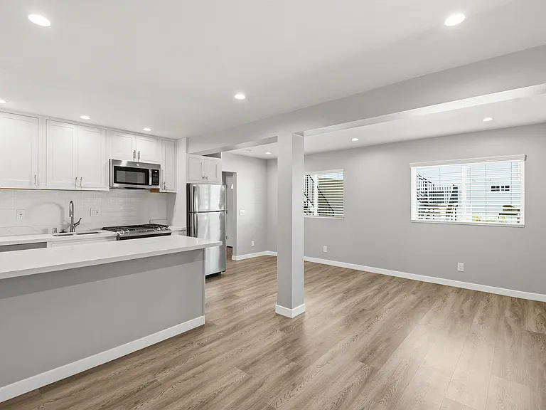 316 Beach Apartments — Photo 19