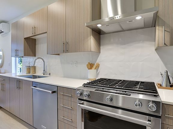 Photos are from the model home not subject property, floor plans may vary>