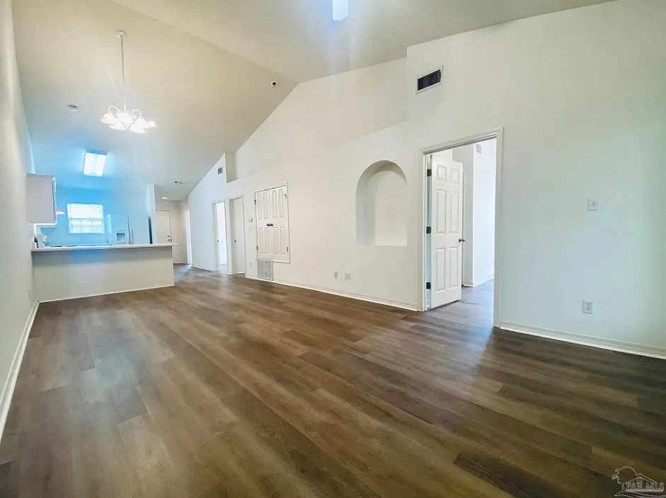 3 bed, 1183 sqft, $1,650 — Photo 2