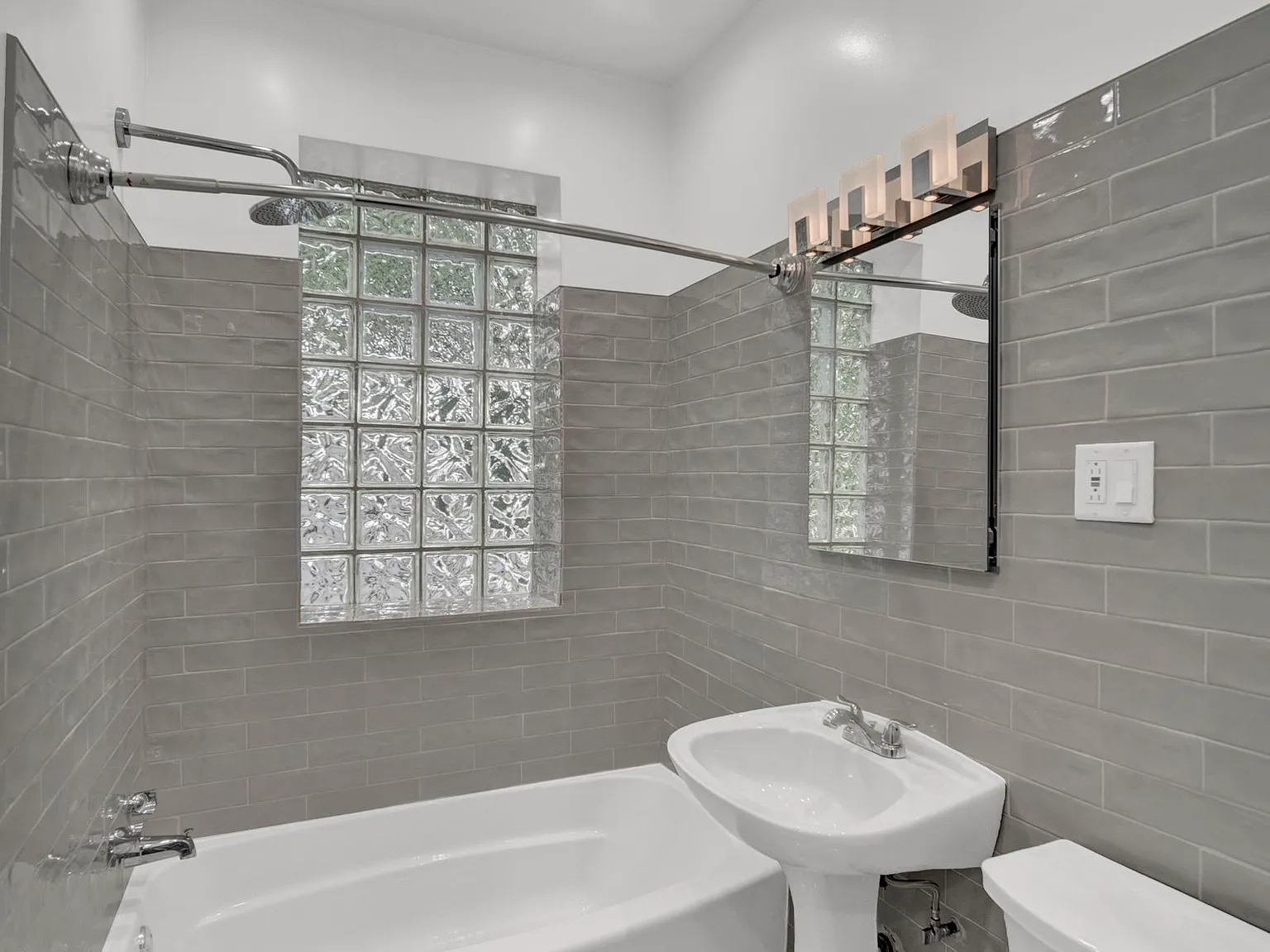 2 bed, 1.0 bath, 900 sqft, $2,050 — Photo 4
