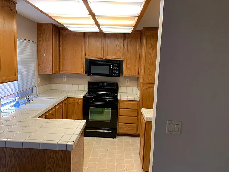 1040 Haman Way — Photo 4