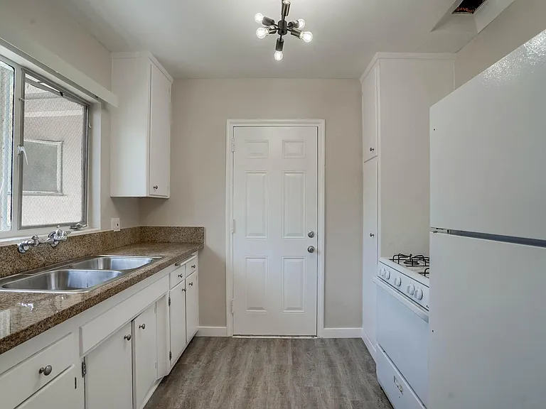 600 Kelton Ave #2 — Photo 7