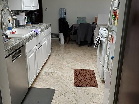 4th image of 1004 White Dr