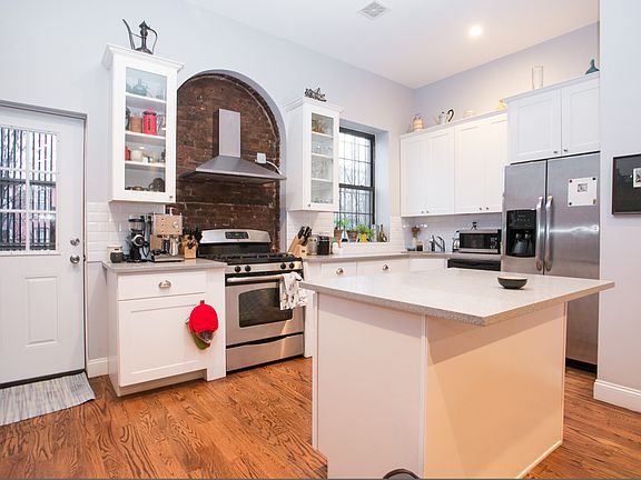 5th image of 521 Gates Ave APT 1