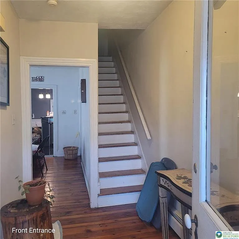 3 bed, 1.5 bath, 1744 sqft, $2,200 — Photo 2
