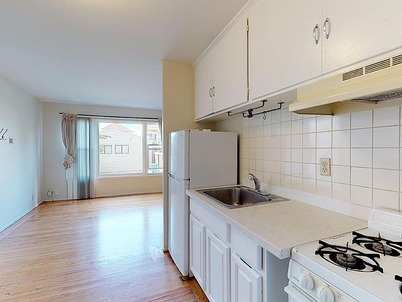 3rd image of 561 41st Ave APT 2