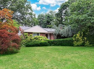 57 Piccadilly Rd, Great Neck, NY 11023