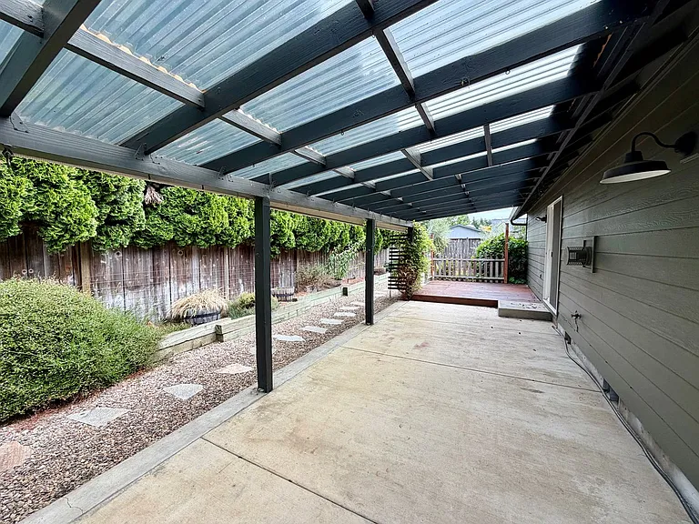 555 Edwards Dr — Photo 23