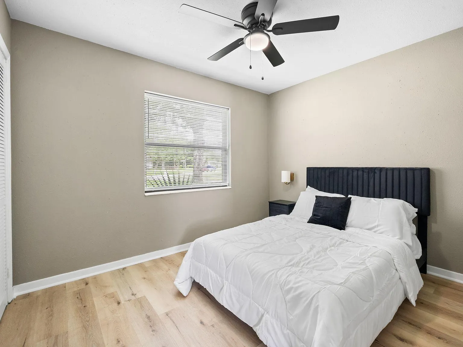 4 bed, 2.0 bath, 1600 sqft, $572 — Photo 2