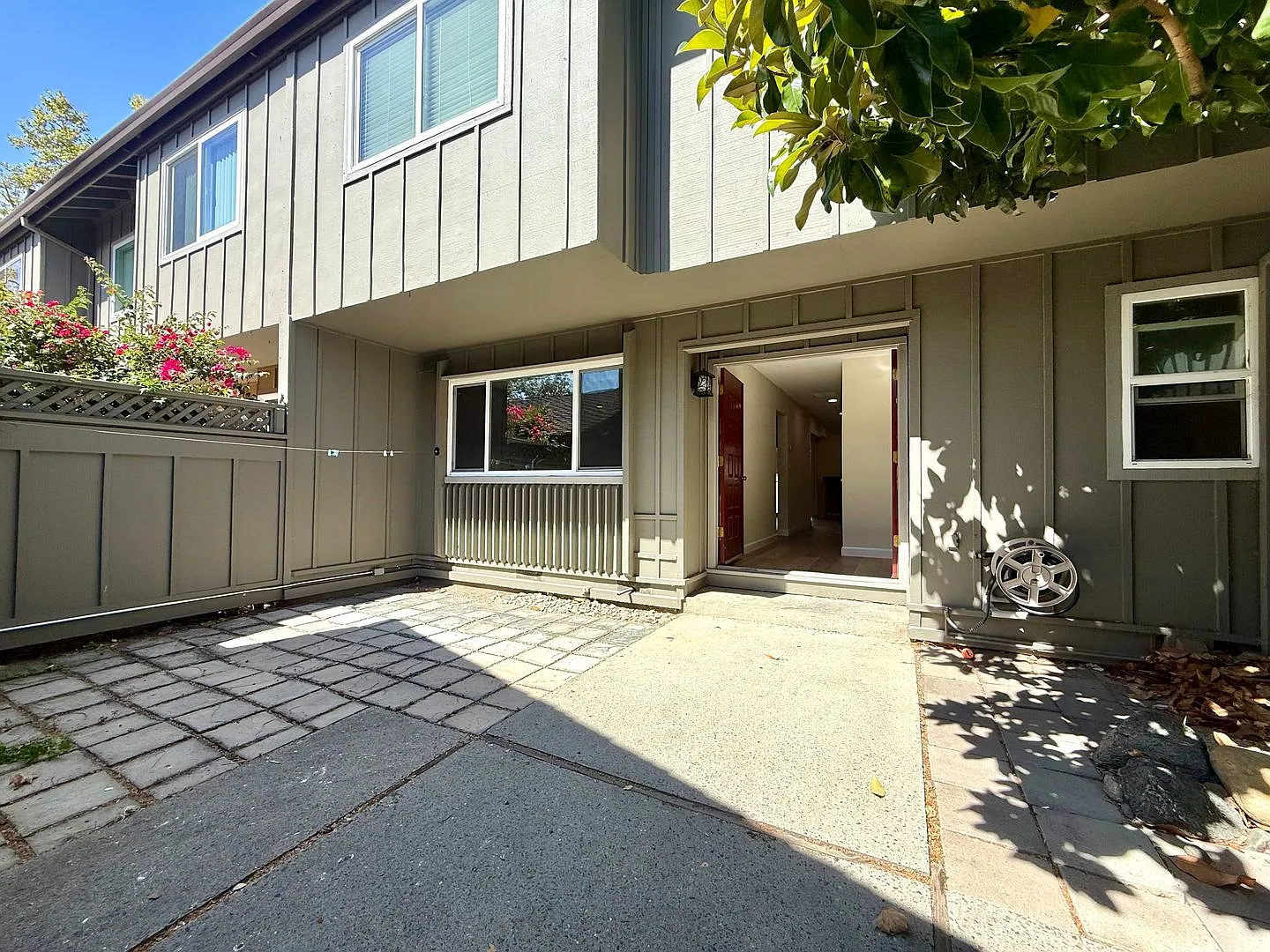 Beautiful 3 Bedroom Los Gatos Town Home | 2 Car Garage | Community Pool — Photo 1