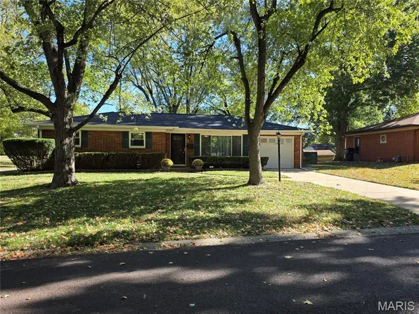 30 Brittany Ln, Belleville, IL 62223