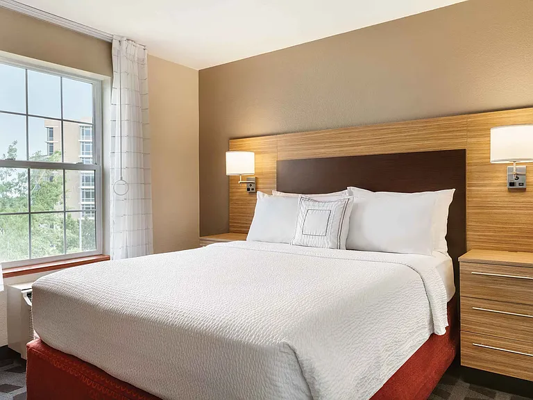 1 Bedroom Suite - 1 Queen Bed
