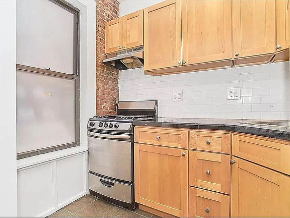 4th image of 260 W 15th St #2R