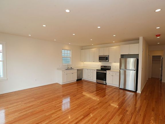 2nd image of 1900 Jefferson St APT 304