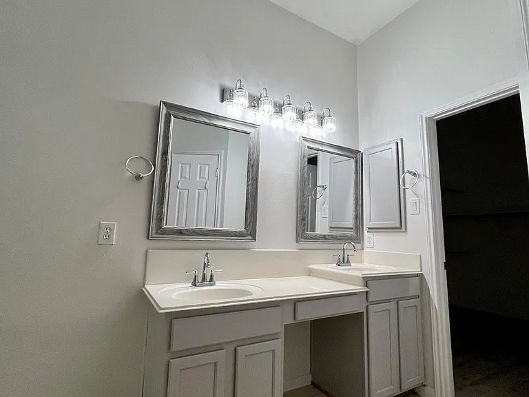 2502 N Yorkchase Ln — Photo 24