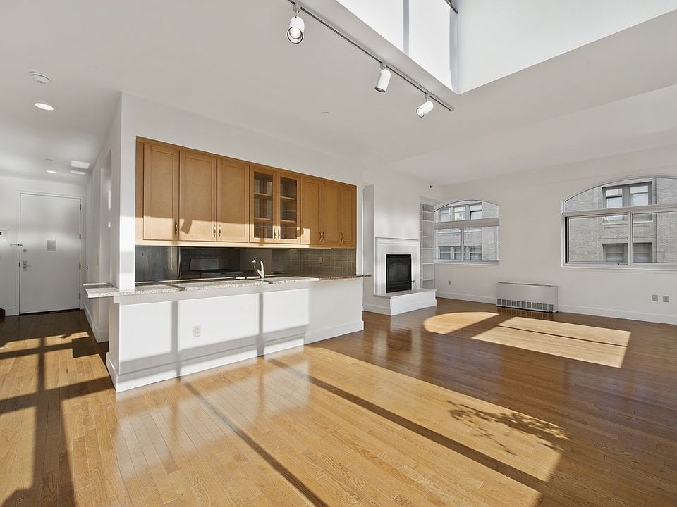 1st image of 200 W 24th St Ph A