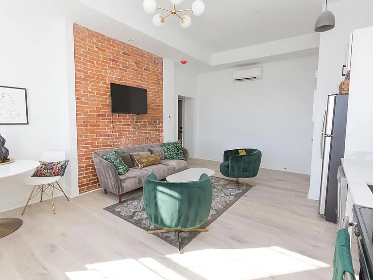 419 Saint Paul Pl — Photo 2
