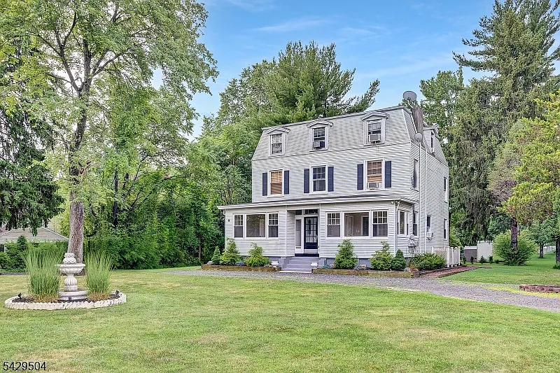 3 bed, 1.0 bath, $3,395 — Photo 2