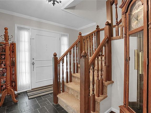 4th image of 111 E Albert Dr