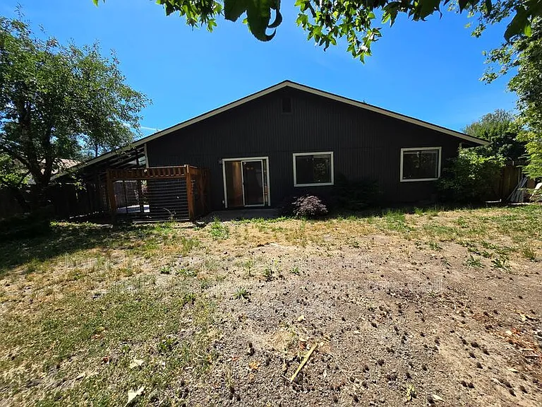 2711 Newton St — Photo 34