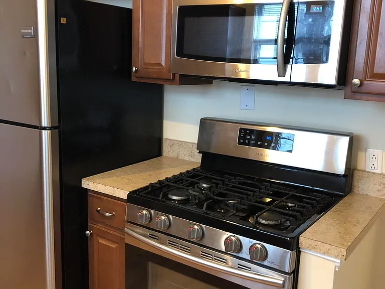 2125 Crittenden Dr — Photo 4