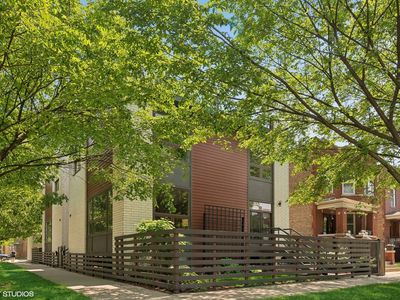 3721 W Roscoe St, Chicago, IL, 60618