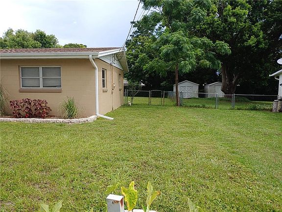 3rd image of 32 Narcissus Dr