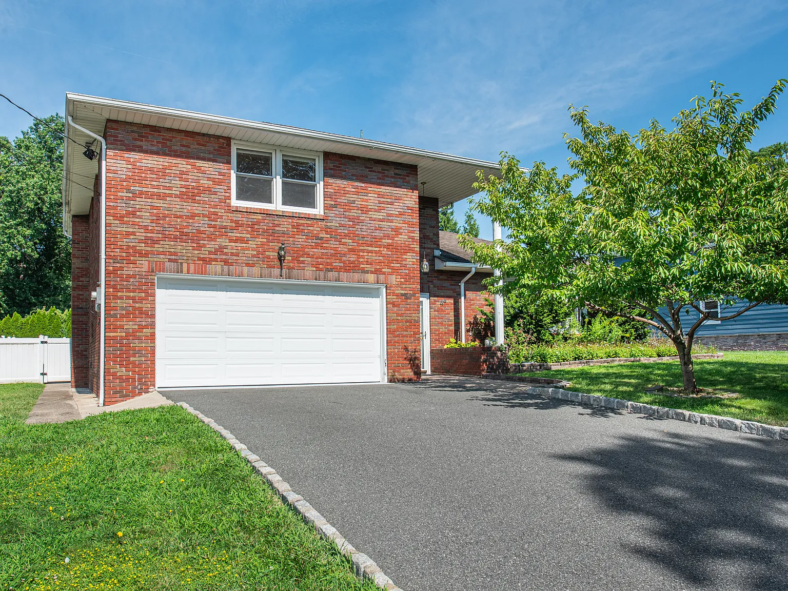 3 bed, 2.5 bath, 2200 sqft, $4,500 — Photo 2