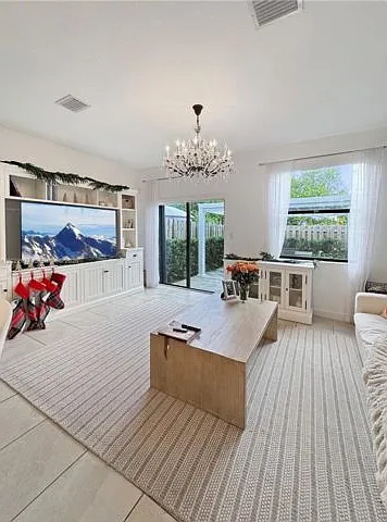 3 bed, 2.5 bath, 1520 sqft, $3,300 — Photo 2