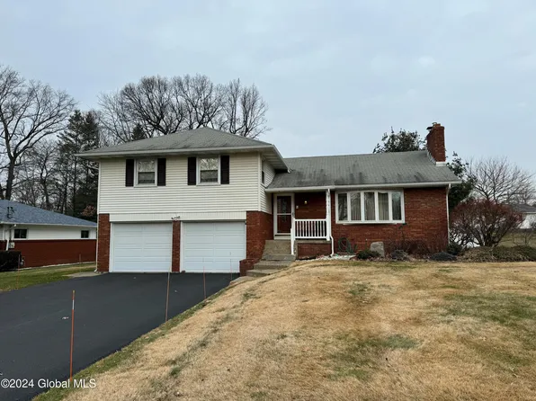 4 Turf Lane, Loudonville, NY 12211