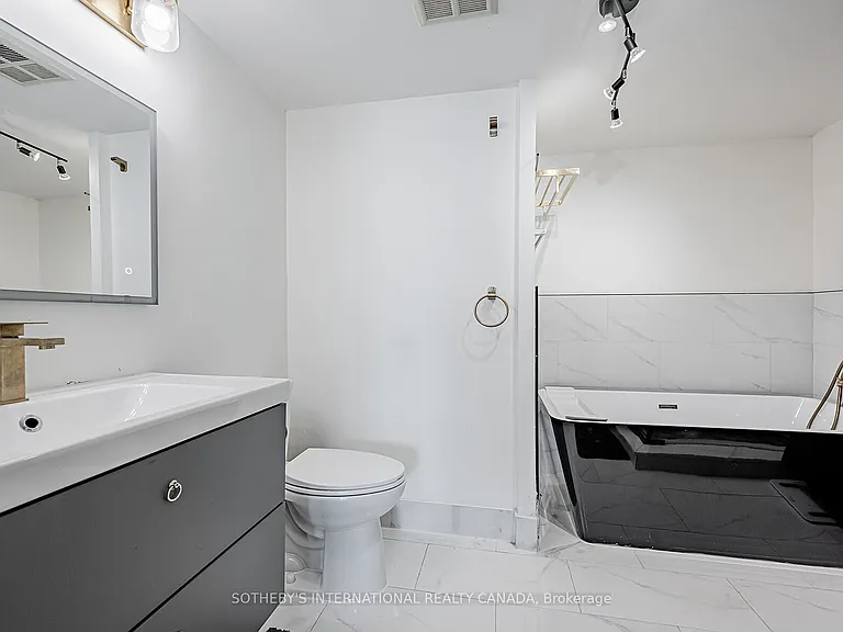 10 Yonge St #1012 — Photo 17