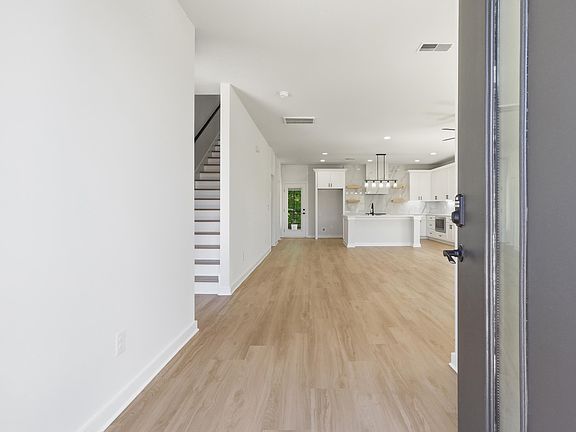 5th image of 124 Lyman Ave