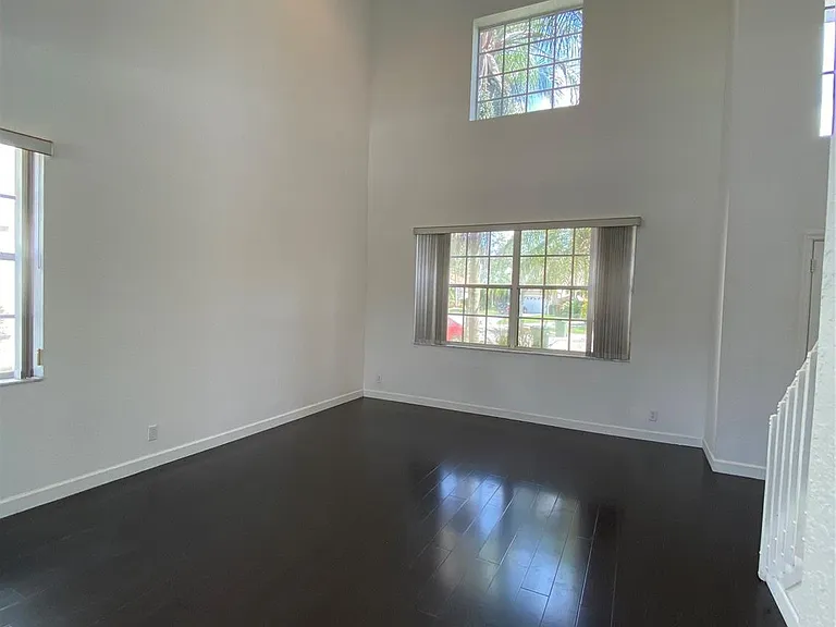 338 Cambridge Dr — Photo 8
