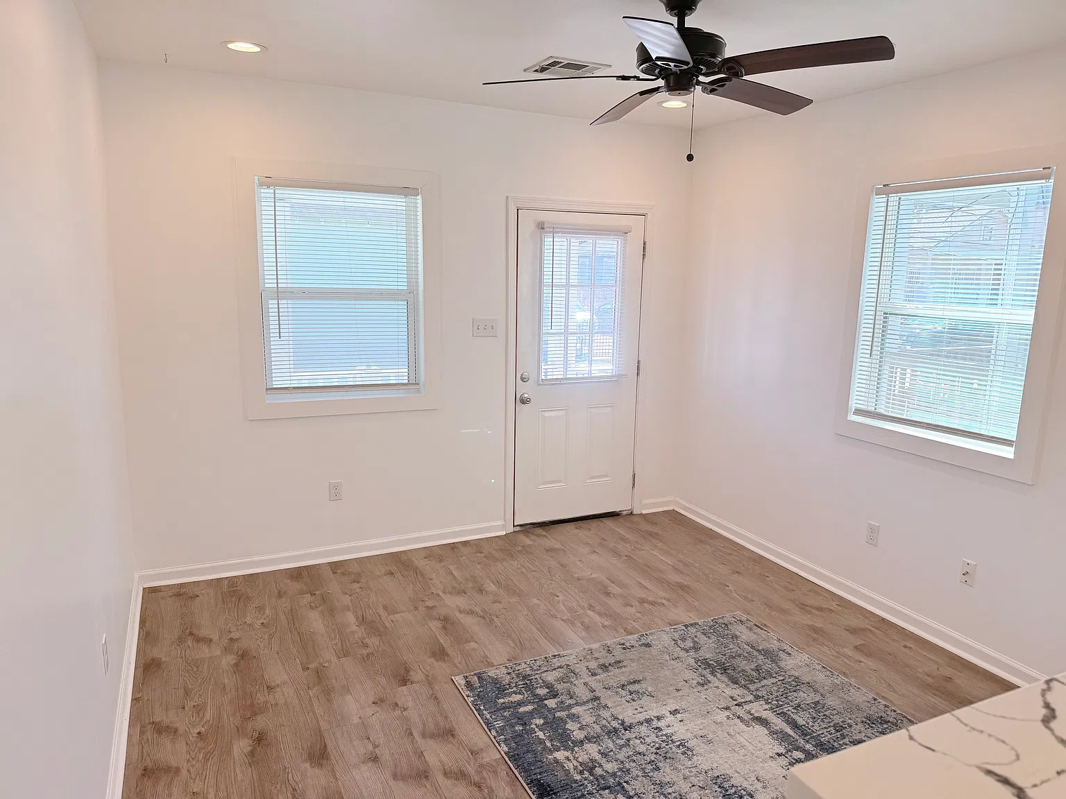 1 bed, 850 sqft, $1,300 — Photo 3