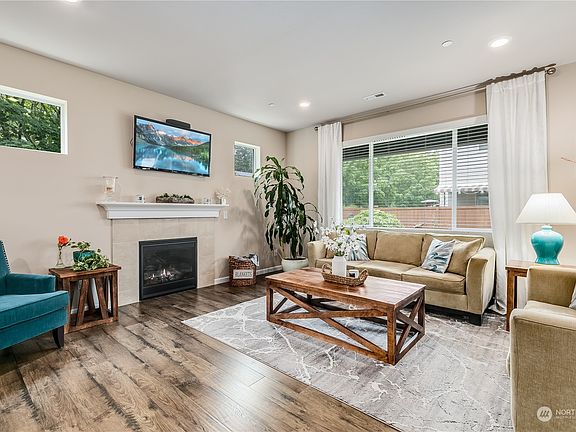 3rd image of 629 Woodduck Drive SW