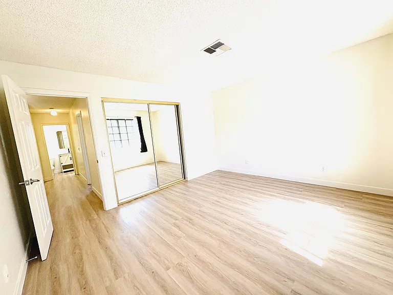 1013 W Linden St #16 — Photo 8