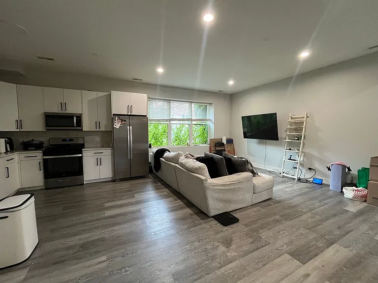 3132 S Lituanica Ave — Photo 2