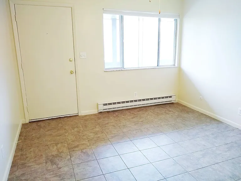 615 W 15th St — Photo 5