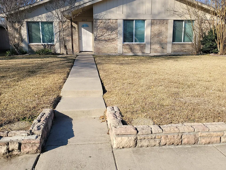 2227 Ridgedale Dr