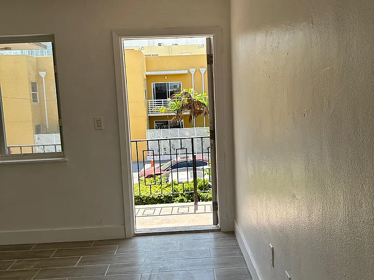 460 SW 7th St #5 — Photo 6