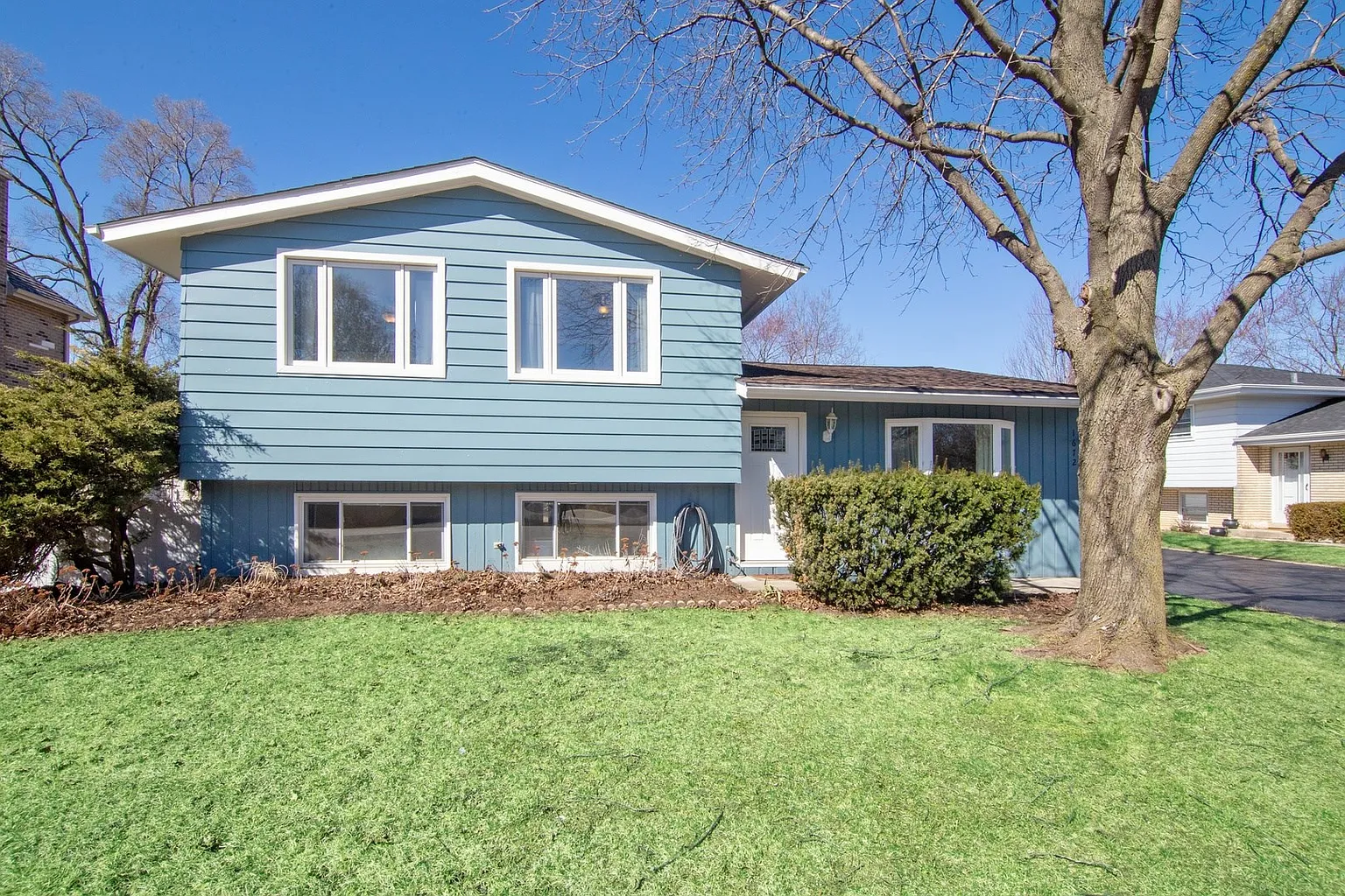 1672 Prairie Ave photo 1