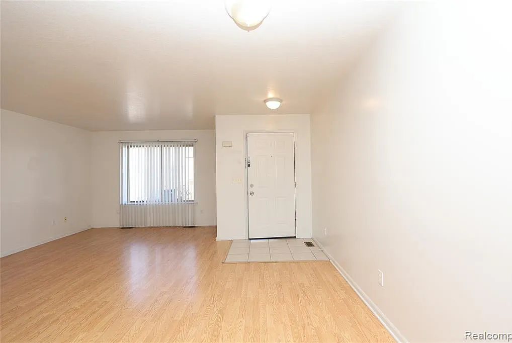 2 bed, 2.0 bath, 2150 sqft, $1,300 — Photo 4