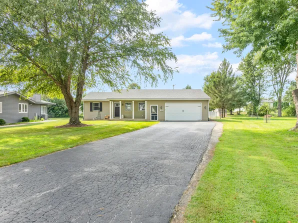 150 Holiday Dr, Somonauk, IL 60552