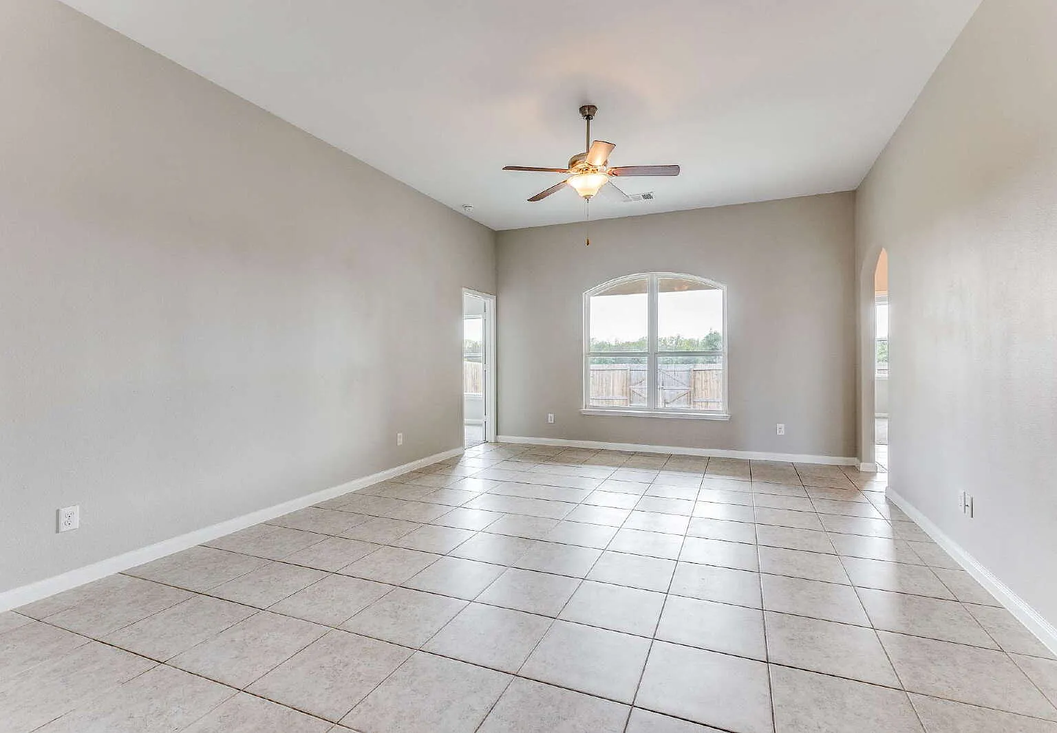 3 bed, 2.0 bath, 1759 sqft, $2,100 — Photo 2