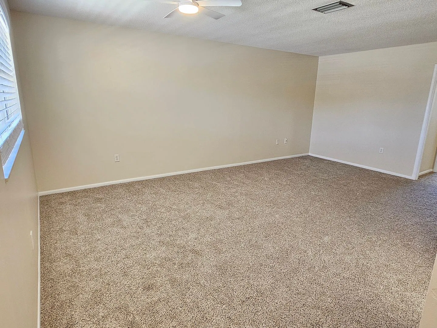 Annual Unfurnished 2 Bedroom 1.5 Bathroom Second Floor Condo in Puritan Arms - includes Water, Se... — Photo 2